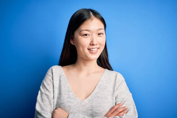 Joven Hermosa Mujer Asiática Con Suéter Casual Pie Sobre Fondo —  Fotos de Stock