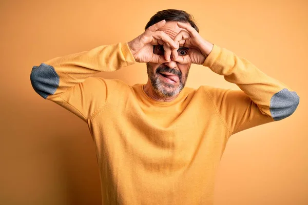 Mezzo Età Hoary Uomo Indossa Maglione Casual Occhiali Sfondo Giallo — Foto Stock