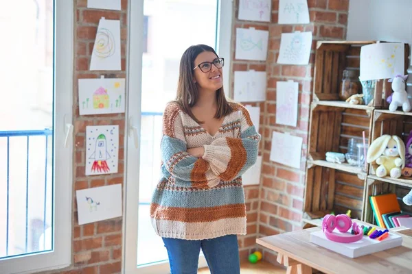 Joven Mujer Hermosa Maestra Sonriendo Feliz Confiada Pie Con Sonrisa —  Fotos de Stock