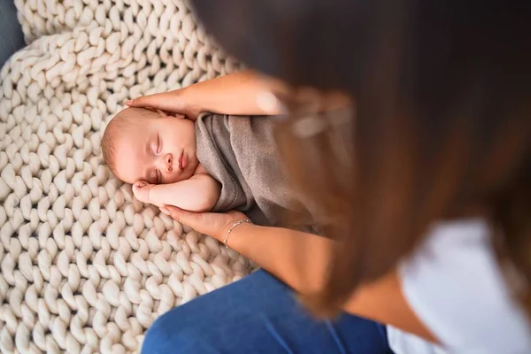 Genç Güzel Bir Kadın Bebeği Evdeki Battaniyenin Üzerinde Kanepede Yeni — Stok fotoğraf