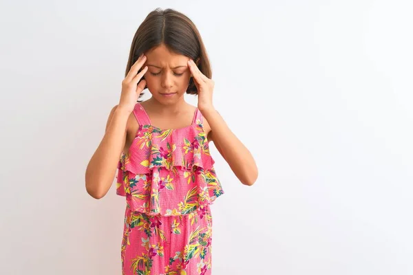 年轻美丽的小女孩穿着粉红色的花衣服 站在孤立的白色背景之上 双手托着头 因为压力而感到头痛 痛苦的偏头痛 — 图库照片