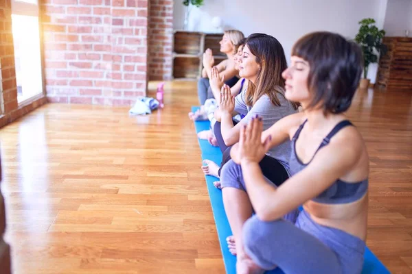 Gülümseyen Yoga Yapan Genç Güzel Bir Kadın Grubu Oturup Dua — Stok fotoğraf