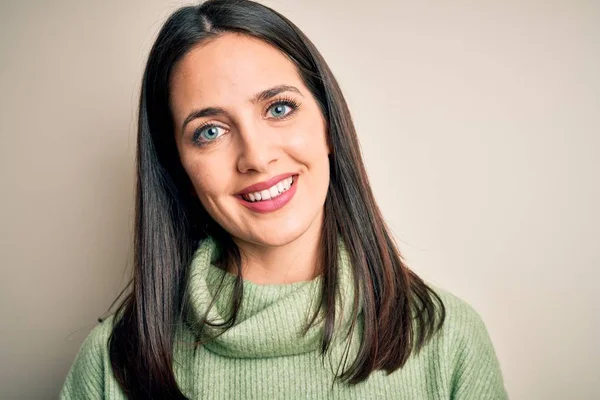 Jonge Brunette Vrouw Met Blauwe Ogen Dragen Coltrui Witte Achtergrond — Stockfoto