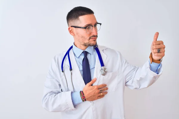 Jonge Dokter Man Draagt Stethoscoop Geïsoleerde Achtergrond Kijken Trots Lachend — Stockfoto