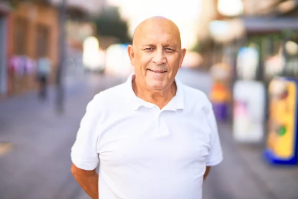 Uomo Anziano Bello Sorridente Felice Sicuro Piedi Con Sorriso Sulla — Foto Stock