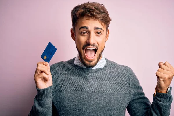 Young Customer Man Beard Holding Credit Card Payment Pink Background — 图库照片