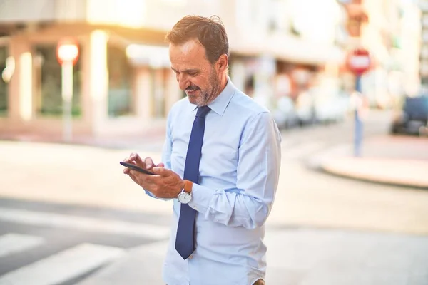 Middelbare Leeftijd Knappe Zakenman Met Behulp Van Smartphone Straat Glimlachend — Stockfoto