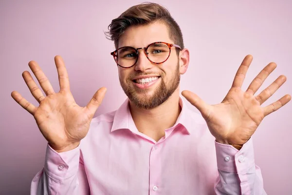 Joven Hombre Rubio Guapo Con Barba Ojos Azules Con Camisa —  Fotos de Stock