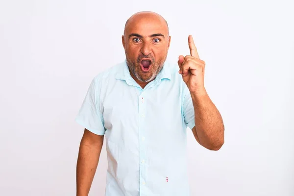 Homem Bonito Meia Idade Vestindo Camisa Casual Sobre Fundo Branco — Fotografia de Stock