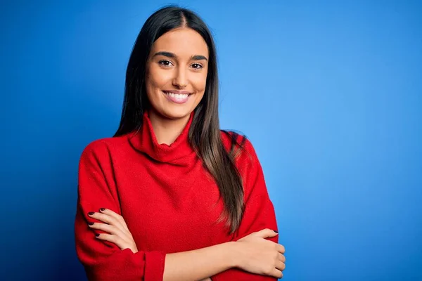 Jovem Bela Mulher Morena Vestindo Camisola Casual Vermelha Sobre Fundo — Fotografia de Stock