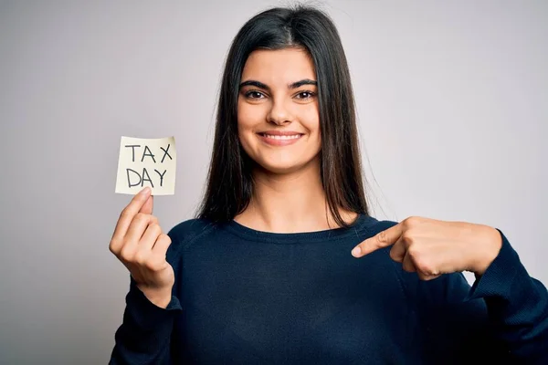 Ung Smuk Brunette Kvinde Holder Papir Med Påmindelsespapir Med Skattedag - Stock-foto