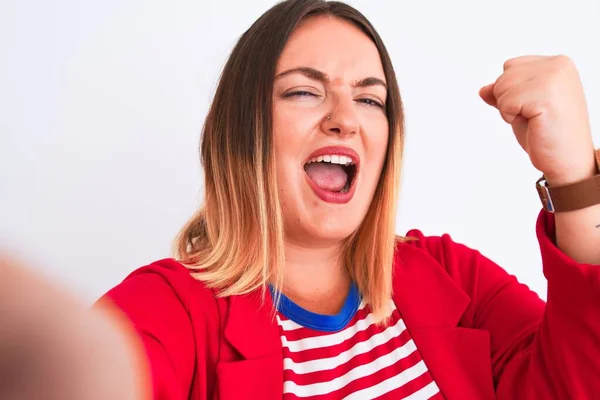 Mooie Vrouw Draagt Gestreepte Shirt Jas Staan Geïsoleerde Witte Achtergrond — Stockfoto