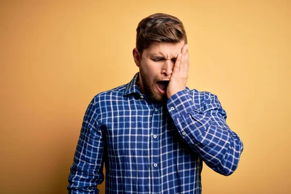 Der Junge Blonde Geschäftsmann Mit Bart Und Blauen Augen Trägt — Stockfoto