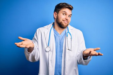 Sakallı, mavi gözlü, beyaz önlüklü, steteskopsuz ve elleri havada, kafası karışmış genç sarışın doktor. Şüphe kavramı.