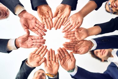 Bir grup iş adamı mutlu ve kendinden emin gülümsüyor. Yüzünde bir gülümsemeyle bir çemberin üzerinde durarak ofiste el ele tutuşarak semboller çizerek..