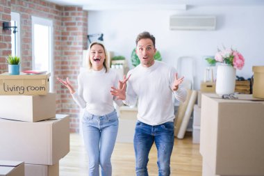 Karton kutuların etrafında genç ve güzel bir çift kollarını kaldırıp heyecanla haykırarak başarıyı kutluyor ve hayrete düşüyor. Kazanan konsept