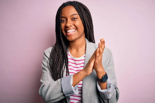 Junge Afrikanisch Amerikanische Geschäftsfrau Die Vor Rosa Isoliertem Hintergrund Steht — Stockfoto