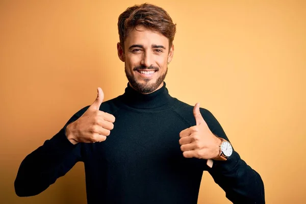 Joven Hombre Guapo Con Barba Usando Jersey Cuello Alto Pie —  Fotos de Stock