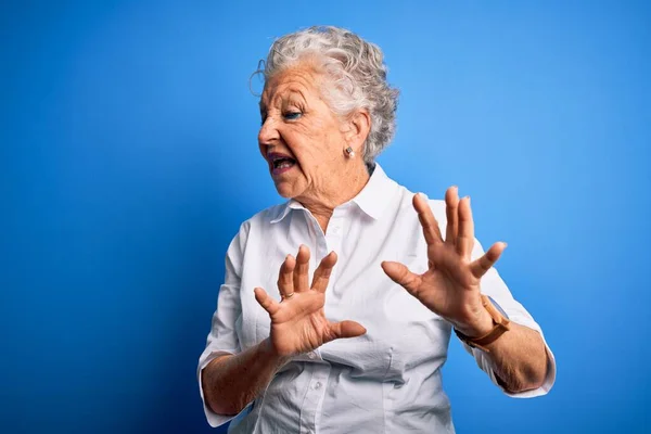 Senior Hermosa Mujer Con Camisa Elegante Pie Sobre Fondo Azul —  Fotos de Stock