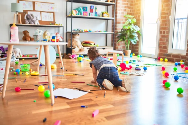 Hermoso Niño Arrastrándose Suelo Alrededor Montón Juguetes Jardín Infantes —  Fotos de Stock