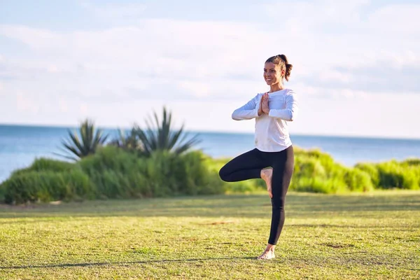 Junge Schöne Sportlerin Lächelt Glücklich Und Praktiziert Yoga Trainer Mit — Stockfoto