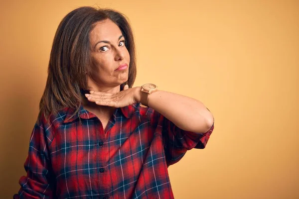 Schöne Frau Mittleren Alters Lässigem Hemd Die Vor Isoliertem Gelben — Stockfoto