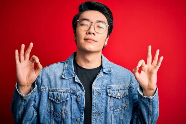 Jeune Bel Homme Chinois Portant Une Veste Denim Des Lunettes — Photo