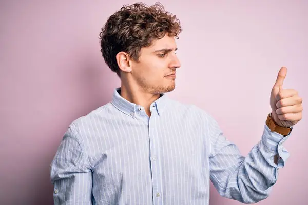 Jovem Loiro Bonito Homem Com Cabelo Encaracolado Vestindo Camisa Listrada — Fotografia de Stock