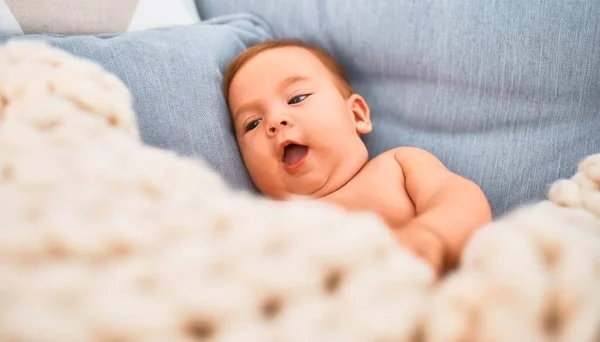 Evdeki Kanepede Battaniyenin Üzerine Uzanmış Sevimli Bir Bebek Yeni Doğmuş — Stok fotoğraf