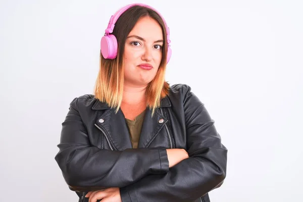 Joven Mujer Hermosa Escuchando Música Usando Auriculares Sobre Fondo Blanco — Foto de Stock