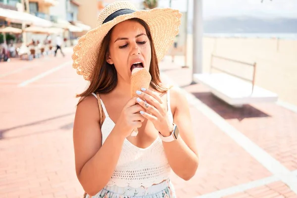 Joven Hermosa Mujer Comiendo Helado Cono Por Playa Día Soleado —  Fotos de Stock