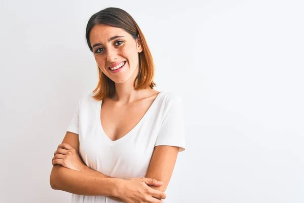 Hermosa Mujer Pelirroja Con Camiseta Blanca Casual Sobre Fondo Aislado —  Fotos de Stock