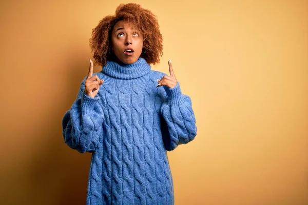 Junge Schöne Afrikanisch Amerikanische Afro Frau Mit Lockigem Haar Trägt — Stockfoto