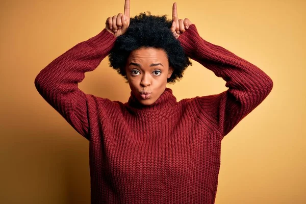 Młoda Piękna Afroamerykanka Afro Kobieta Kręconymi Włosami Nosząca Luźny Sweter — Zdjęcie stockowe