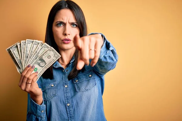 Young Brunette Woman Blue Eyes Holding Dollar Banknotes Yellow Isolated — Stockfoto