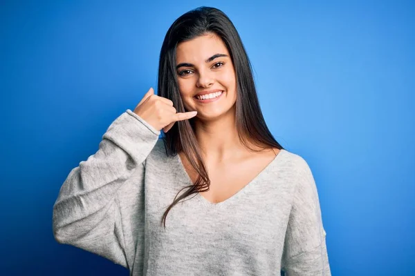 Junge Schöne Brünette Frau Lässigem Pullover Der Über Blauem Hintergrund — Stockfoto