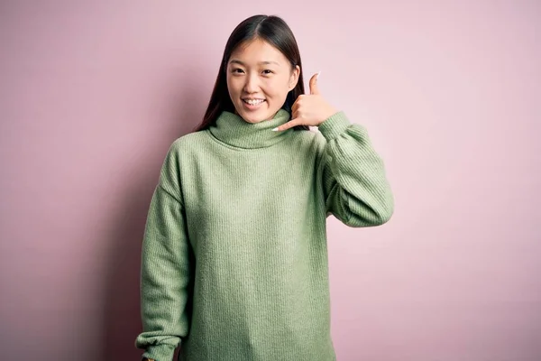 Young Beautiful Asian Woman Wearing Green Winter Sweater Pink Solated — Stock Photo, Image