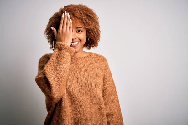 Jonge Mooie Afro Amerikaanse Afro Vrouw Met Krullend Haar Dragen — Stockfoto