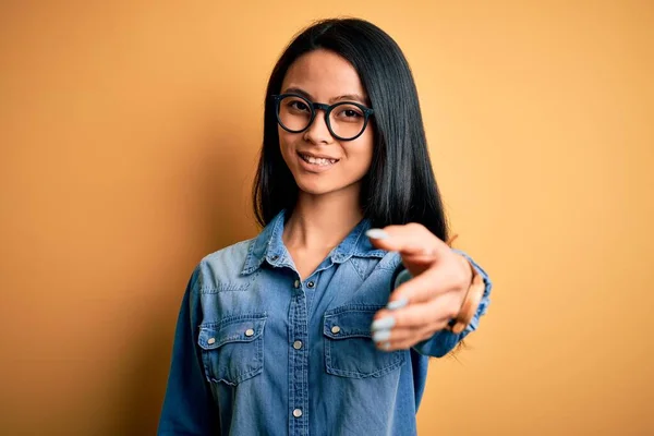 Ung Vacker Kinesisk Kvinna Bär Casual Denim Skjorta Över Isolerad — Stockfoto