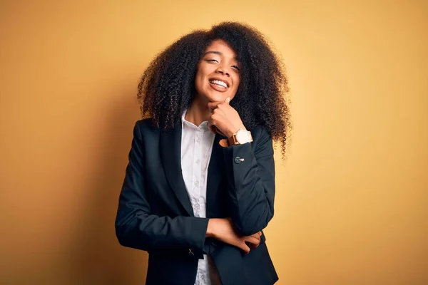 Ung Vacker Afrikansk Amerikansk Affärskvinna Med Afro Hår Bär Elegant — Stockfoto