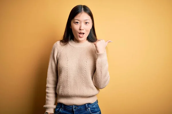Young Beautiful Asian Woman Wearing Casual Sweater Yellow Isolated Background — 스톡 사진