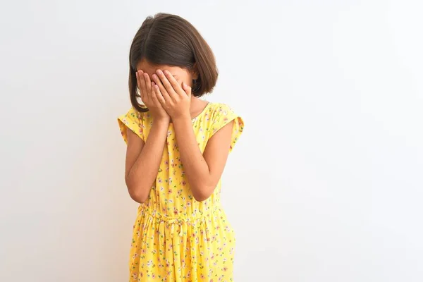 Jovem Menina Bonita Usando Vestido Floral Amarelo Sobre Fundo Branco — Fotografia de Stock