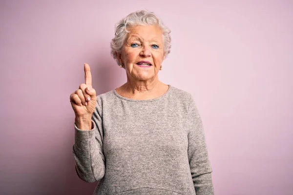 Senior Krásná Žena Sobě Ležérní Tričko Stojící Nad Izolované Růžové — Stock fotografie