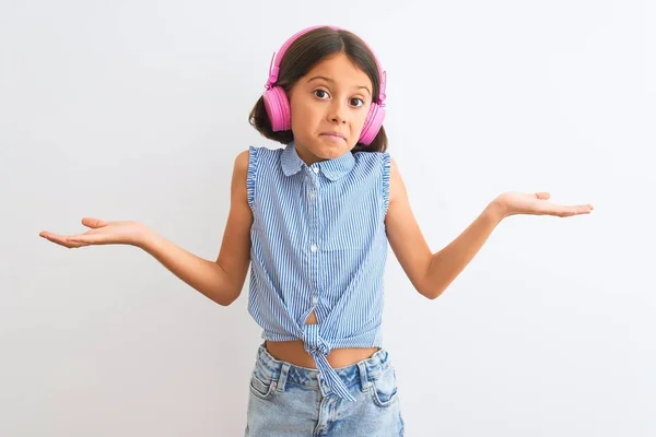 Menina Bonita Ouvindo Música Usando Fones Ouvido Sobre Fundo Branco — Fotografia de Stock