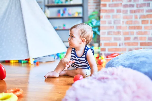 可爱的幼儿在幼儿园玩很多玩具 — 图库照片