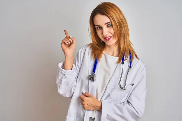 Mulher Médica Caucasiana Ruiva Vestindo Estetoscópio Sobre Fundo Isolado Com — Fotografia de Stock