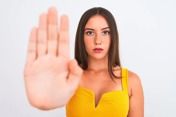 Ung Vacker Flicka Bär Gul Casual Shirt Stående Över Isolerad — Stockfoto