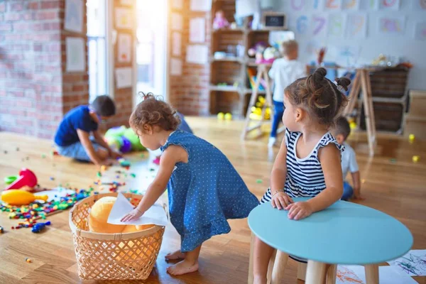 Entzückende Kleinkindgruppe Spielt Kindergarten Jede Menge Spielzeug — Stockfoto