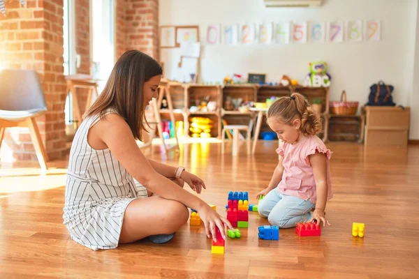 Beautiful Teacher Blond Toddler Girl Building Tower Using Plastic Blocks — Stock Photo, Image