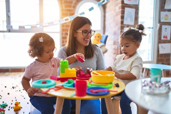 Jovem Bela Professora Crianças Brincando Mesa Com Muitos Brinquedos Jardim — Fotografia de Stock